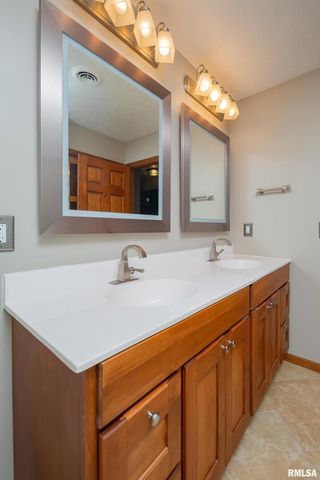 4490 Hamilton Dr Drive, Bettendorf, IA 52722