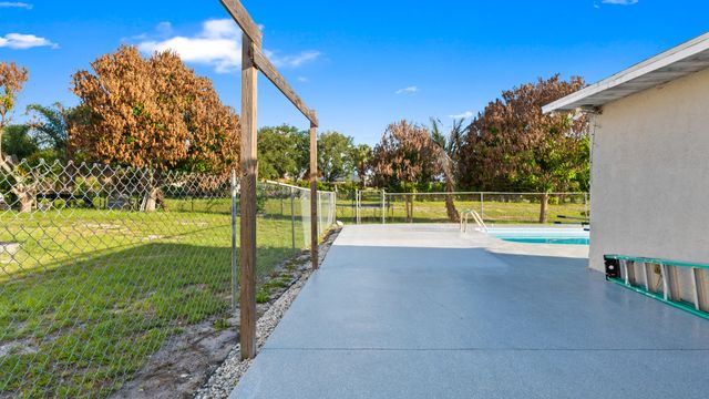 386 SE Oakridge Drive, Port St. Lucie, Port St Lucie, FL 34984
