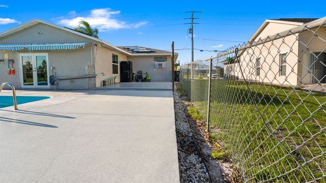 386 SE Oakridge Drive, Port St. Lucie, Port St Lucie, FL 34984