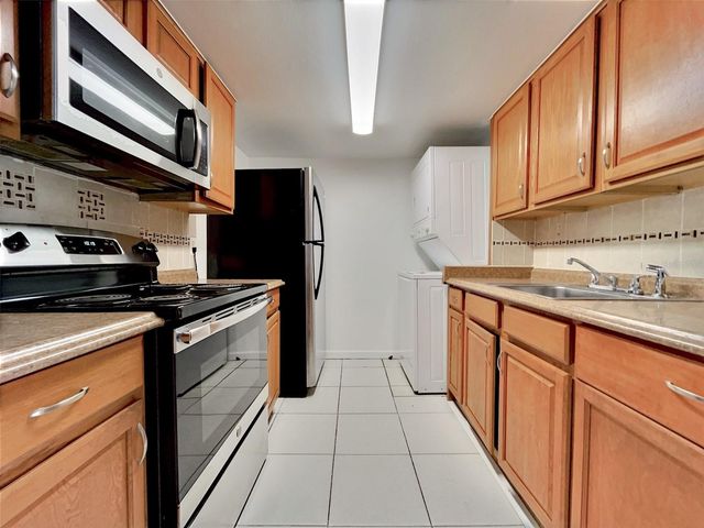 865 SKY LAKE CIRCLE D, Orlando, FL 32809