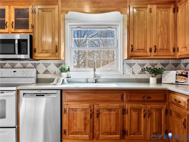 8411 Lyndale Dr, North Chesterfield, VA 23235