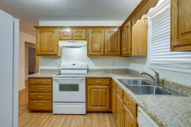 685 Edgefield Dr, Hohenwald, TN 38462