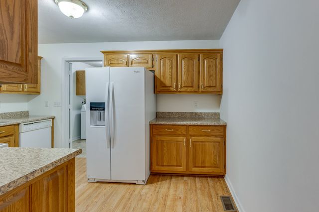 685 Edgefield Dr, Hohenwald, TN 38462