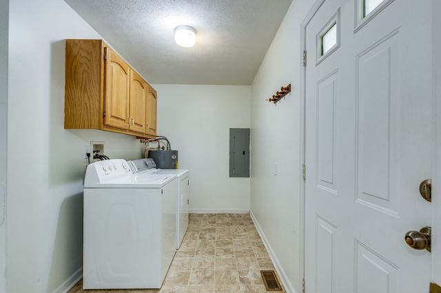 685 Edgefield Dr, Hohenwald, TN 38462