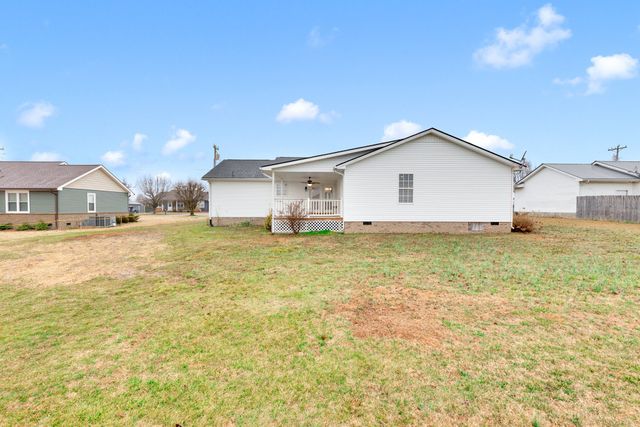 685 Edgefield Dr, Hohenwald, TN 38462