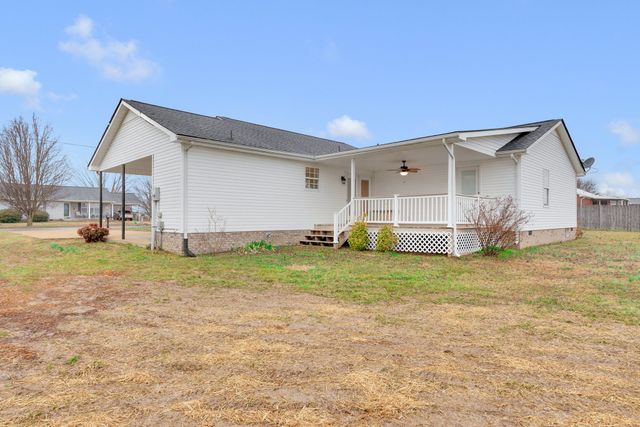 685 Edgefield Dr, Hohenwald, TN 38462