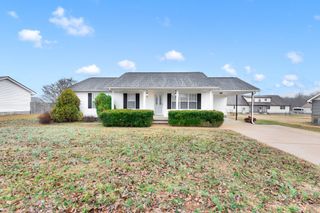 685 Edgefield Dr, Hohenwald, TN 38462