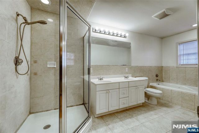 425 West Street B, Fort Lee, NJ 07024