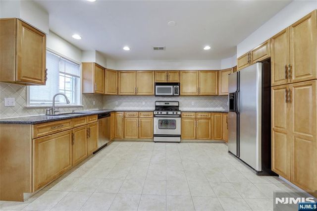 425 West Street B, Fort Lee, NJ 07024