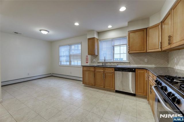 425 West Street B, Fort Lee, NJ 07024