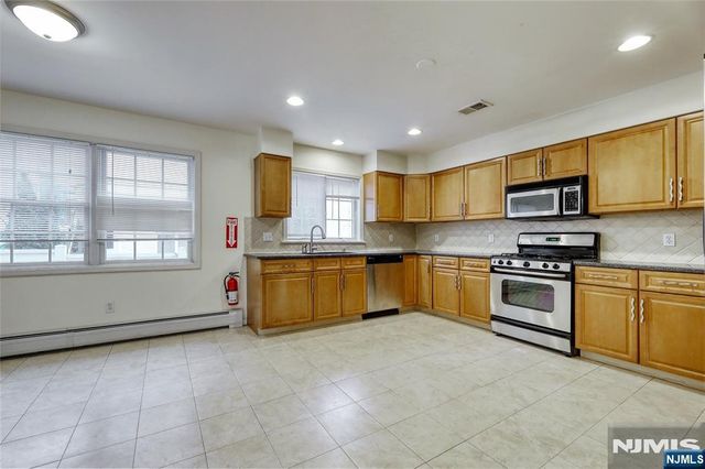 425 West Street B, Fort Lee, NJ 07024