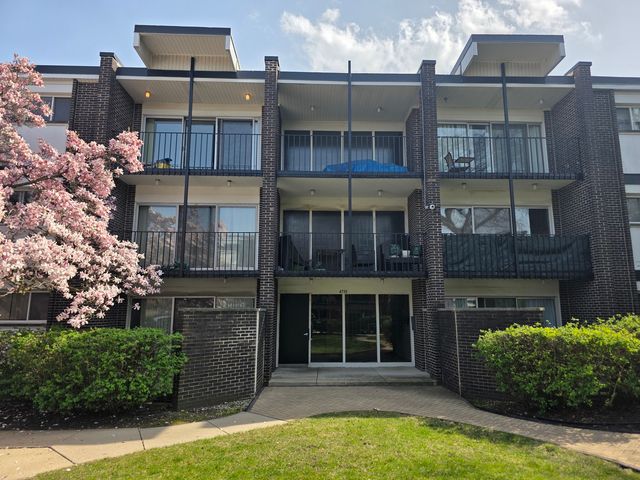 4710 RUSSETT Lane 201, Skokie, IL 60076
