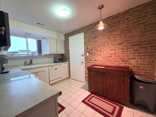 4710 RUSSETT Lane 201, Skokie, IL 60076