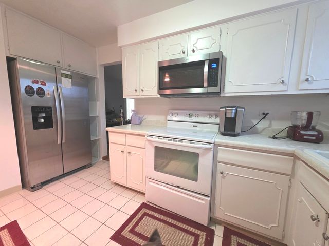 4710 RUSSETT Lane 201, Skokie, IL 60076