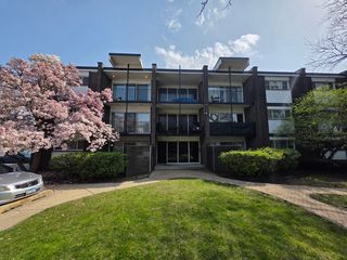 4710 RUSSETT Lane 201, Skokie, IL 60076