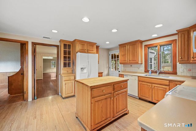 16 Richard Road, Simsbury, CT 06070