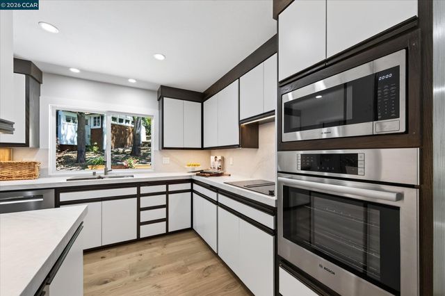 1148A Upper Happy Valley Rd, Lafayette, CA 94549