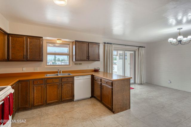 921 S Abrego Drive, Green Valley, AZ 85614