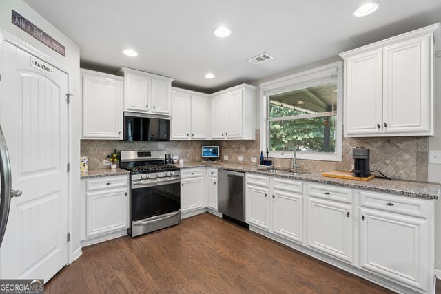 5752 Shore Isle Court, Flowery Branch, GA 30542