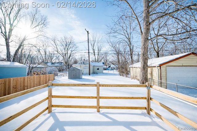 419 W Bernhard Avenue, Hazel Park, MI 48030