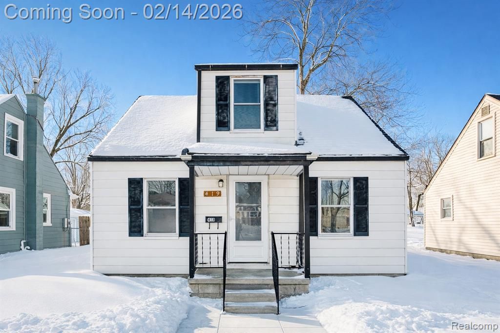 419 W Bernhard Avenue, Hazel Park, MI 48030