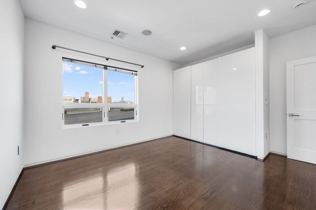 687 E 2nd St 8, Boston, MA 02127