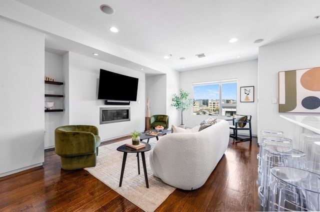 687 E 2nd St 8, Boston, MA 02127