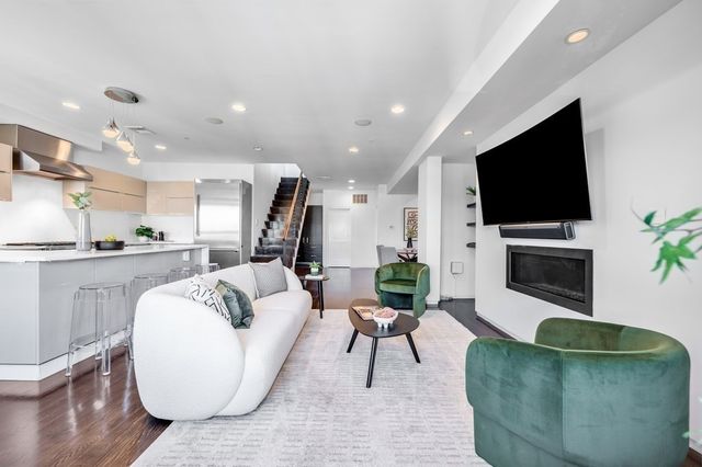 687 E 2nd St 8, Boston, MA 02127