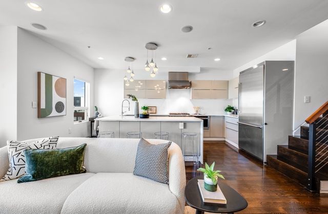 687 E 2nd St 8, Boston, MA 02127