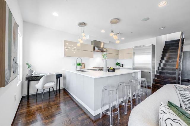 687 E 2nd St 8, Boston, MA 02127