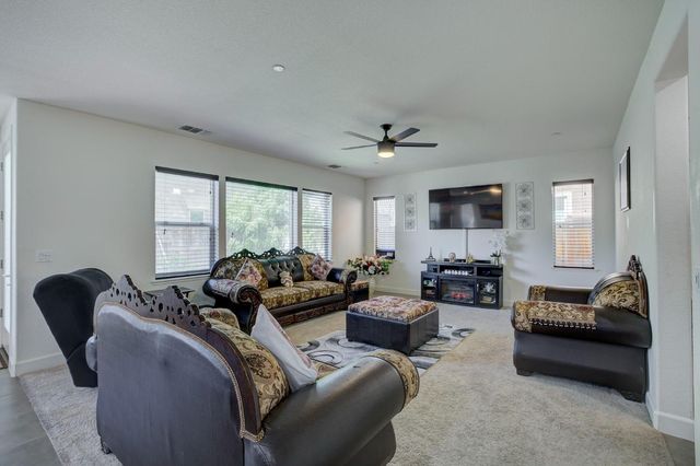 9824 Porto Bay Dr, Elk Grove, CA 95757
