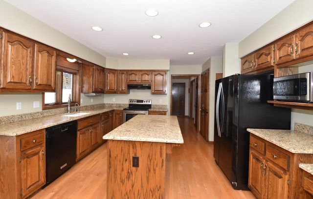 762 N Forest Ridge COURT, Summit, WI 53066