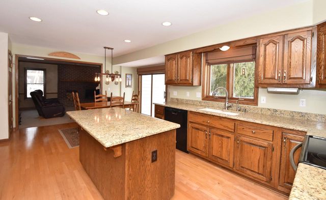 762 N Forest Ridge COURT, Summit, WI 53066
