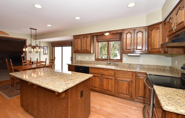 762 N Forest Ridge COURT, Summit, WI 53066