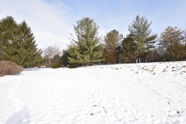 762 N Forest Ridge COURT, Summit, WI 53066
