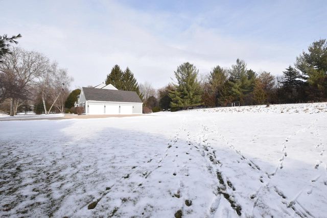 762 N Forest Ridge COURT, Summit, WI 53066