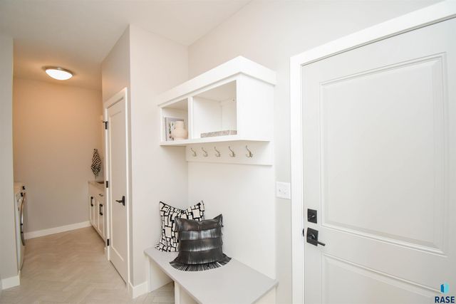 7505 E Donnelly Dr Drive, Sioux Falls, SD 57110