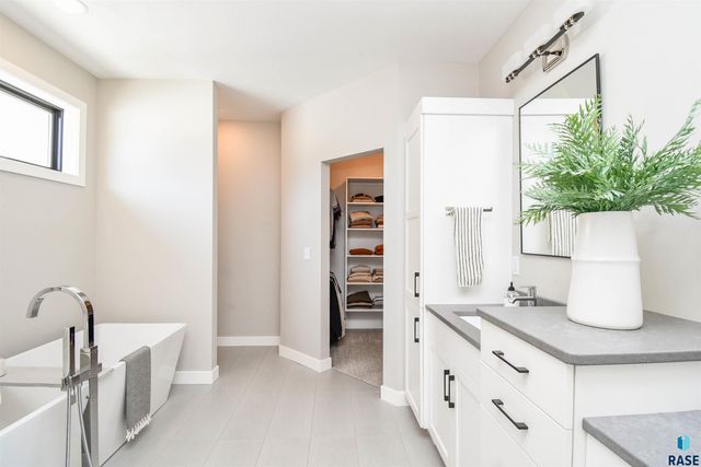 7505 E Donnelly Dr Drive, Sioux Falls, SD 57110