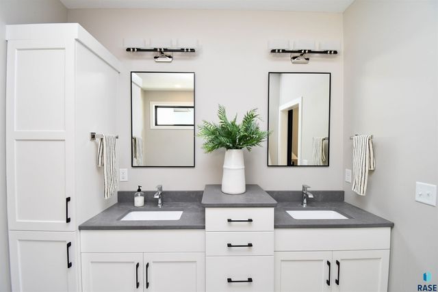 7505 E Donnelly Dr Drive, Sioux Falls, SD 57110