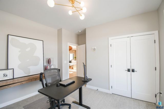 7505 E Donnelly Dr Drive, Sioux Falls, SD 57110