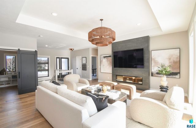 7505 E Donnelly Dr Drive, Sioux Falls, SD 57110