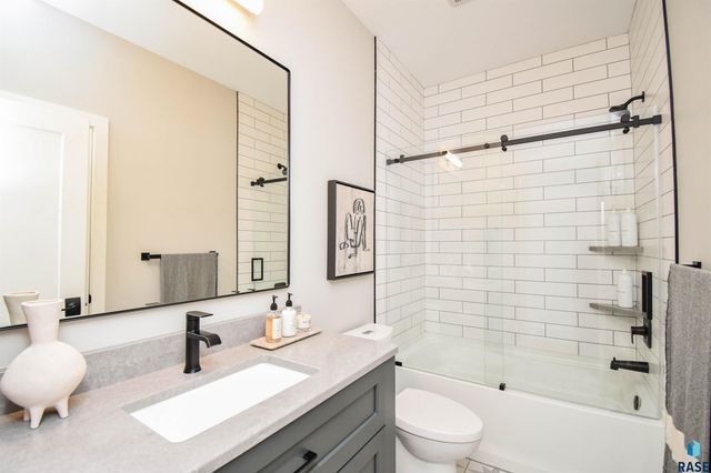 7505 E Donnelly Dr Drive, Sioux Falls, SD 57110