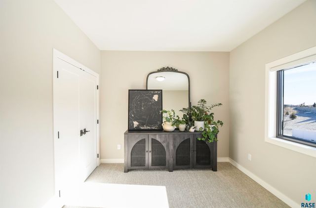 7505 E Donnelly Dr Drive, Sioux Falls, SD 57110