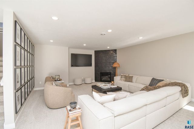 7505 E Donnelly Dr Drive, Sioux Falls, SD 57110