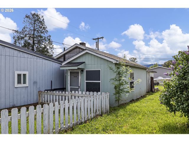 215 E 2ND Ave, Riddle, OR 97469