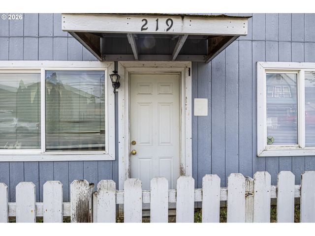 215 E 2ND Ave, Riddle, OR 97469