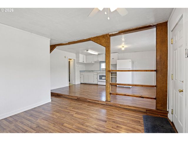 215 E 2ND Ave, Riddle, OR 97469