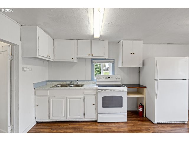 215 E 2ND Ave, Riddle, OR 97469