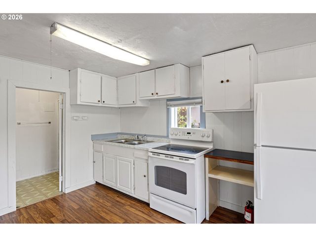 215 E 2ND Ave, Riddle, OR 97469
