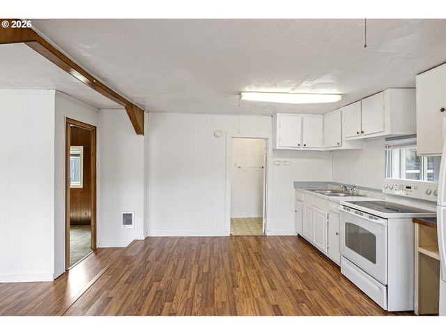215 E 2ND Ave, Riddle, OR 97469